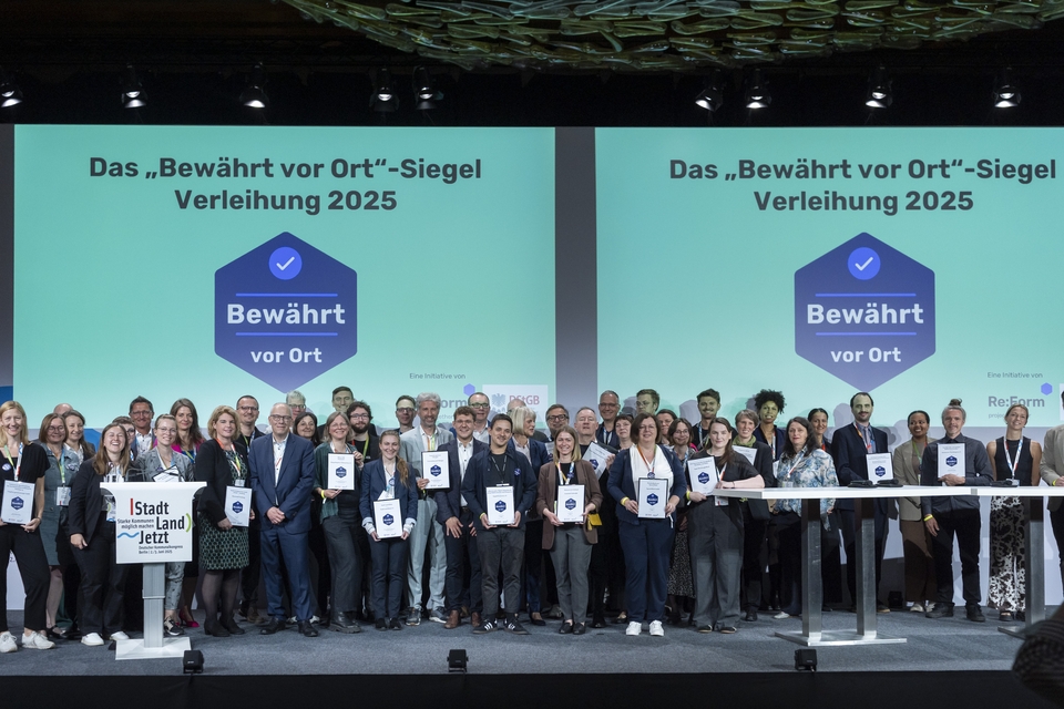 Das Bild zeigt eine große Gruppe an Leuten, die einen Preis verliehen bekommen