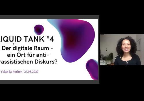 Bildschirmaufnahme des vierten Liquid Tanks mit dem Titelbild der gezeigten Präsentation auf der rechten und der Speakerin Yolanda Rother auf der linken Seite.