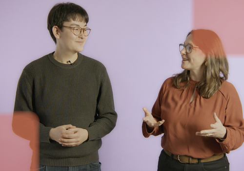 Das Foto zeigt zwei Personen, die sich anlächeln. Es ist der Ausschnitt eines Lernvideos.