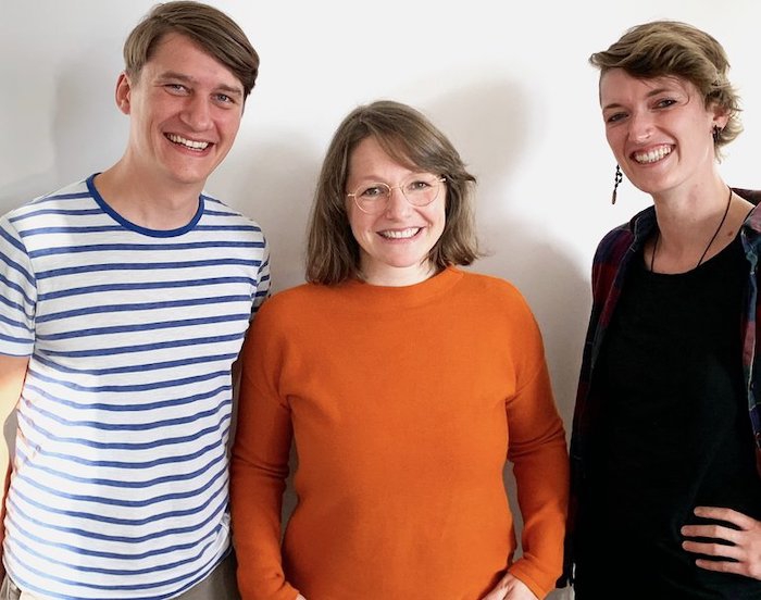 Auf dem Bild sind Frederik Wegener, Carolin Klingsporn und Marie-Kathrin Siemer vor einer weißen Wand zu sehen.