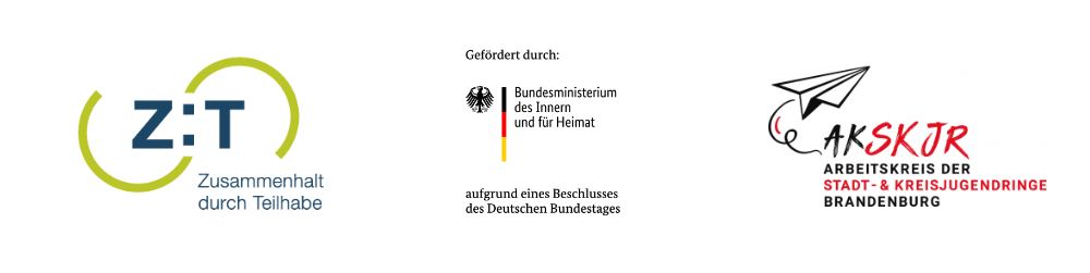 Logos von Zusammenhalt und Teilhabe, Bundesministerium für Inneres und Heimat und dem Arbeitskreis der Stadt- und Kreisjugendringe Brandenburg.